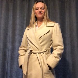 Cream wool long winter coat with belt No buttons
